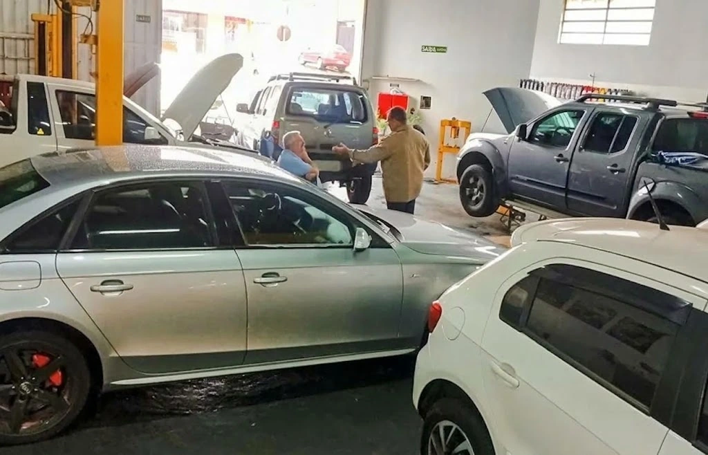 Oficina em atividade e atendimento