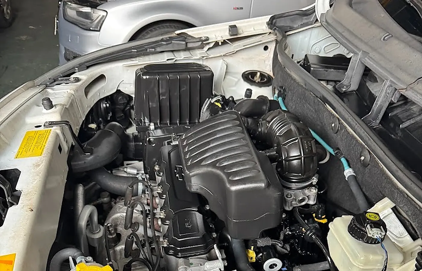 Foto real de motor em manutenção