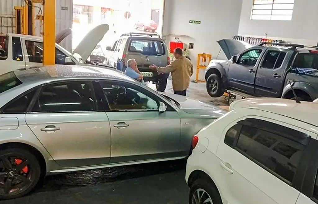 Oficina em atividade e atendimento